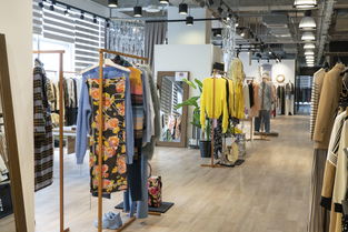 花語與星光的交織 當鮮花燭臺遇上占星術，服裝零售陳列中的身心漫游之旅